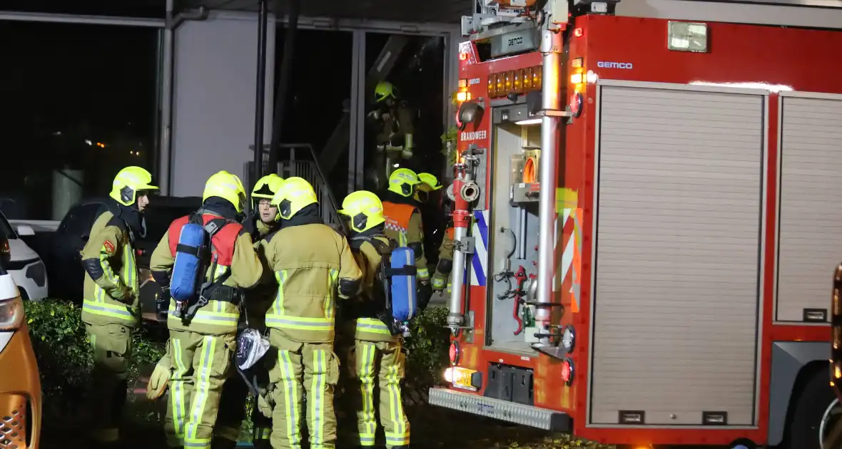 Brandweer schaalt groots op na rook bij autobedrijf - Foto 7