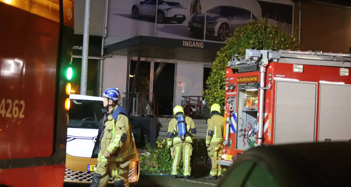 Brandweer schaalt groots op na rook bij autobedrijf - Foto 8