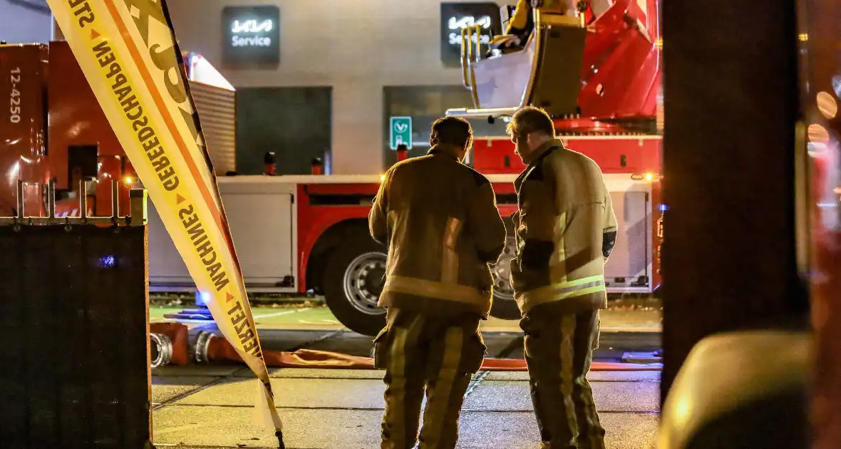 Brandweer schaalt groots op na rook bij autobedrijf - Foto 9