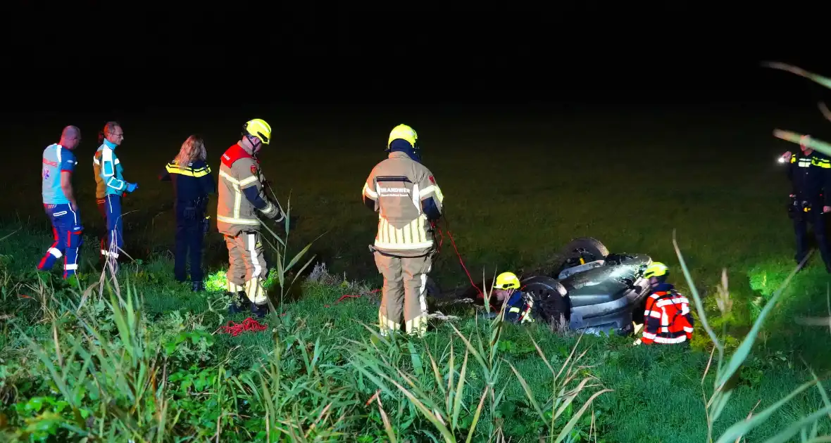 Auto belandt op de kop in sloot, bestuurder spoorloos