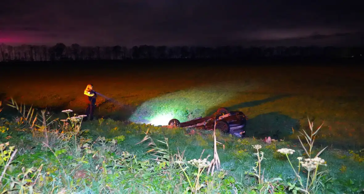 Auto belandt op de kop in sloot, bestuurder spoorloos - Foto 1