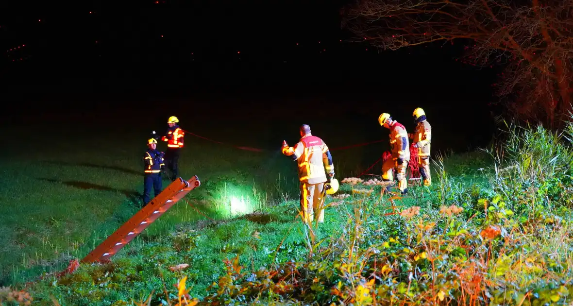 Auto belandt op de kop in sloot, bestuurder spoorloos - Foto 4