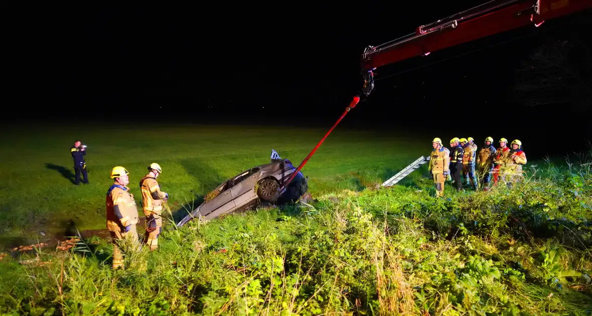 Auto belandt op de kop in sloot, bestuurder spoorloos - Foto 6