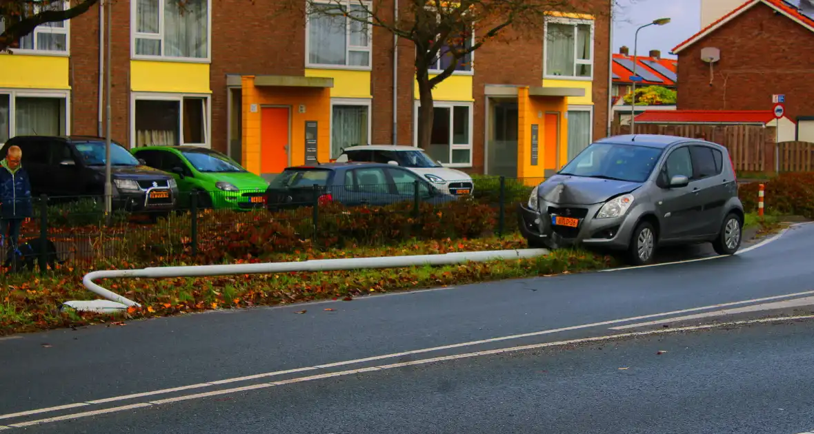 Automobiliste rijdt lantaarnpaal omver