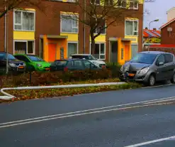 Automobiliste rijdt lantaarnpaal omver