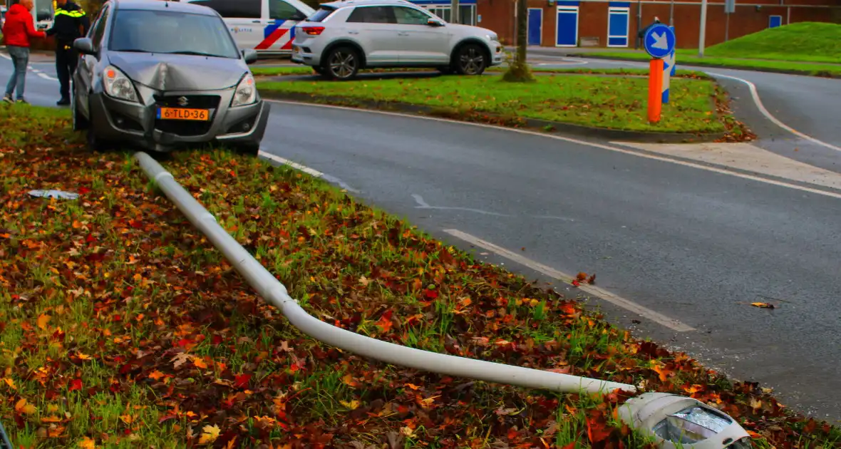 Automobiliste rijdt lantaarnpaal omver - Foto 1