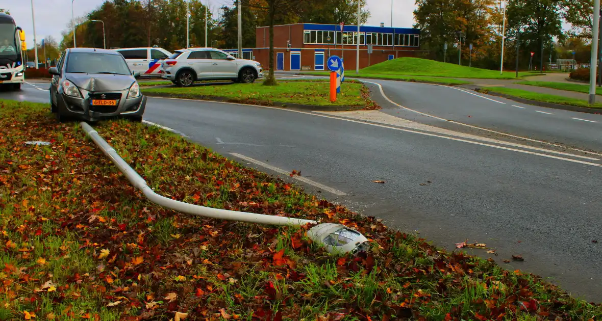 Automobiliste rijdt lantaarnpaal omver - Foto 2