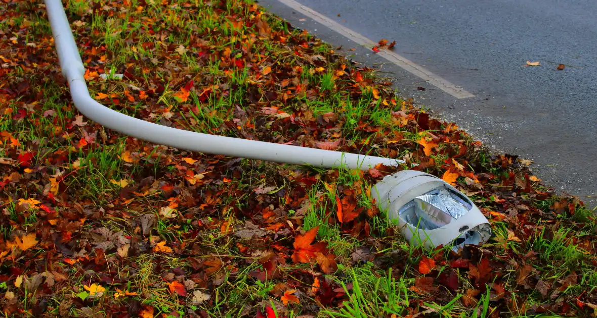 Automobiliste rijdt lantaarnpaal omver - Foto 3