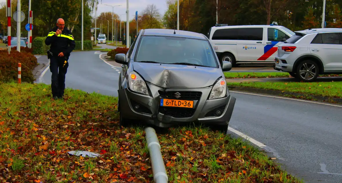 Automobiliste rijdt lantaarnpaal omver - Foto 4