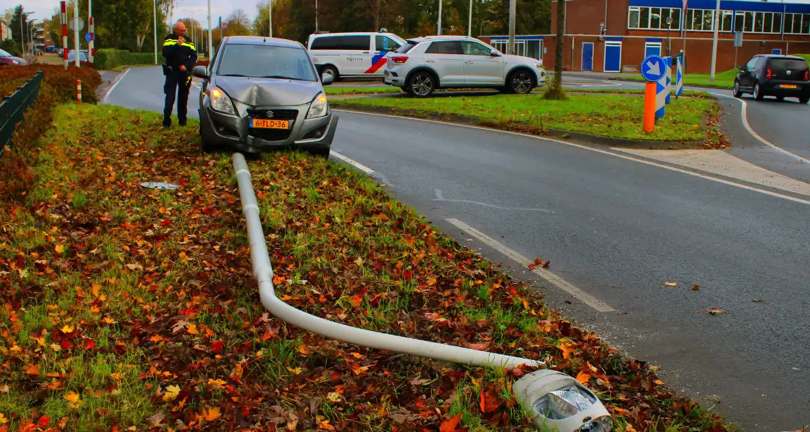 Automobiliste rijdt lantaarnpaal omver - Foto 5