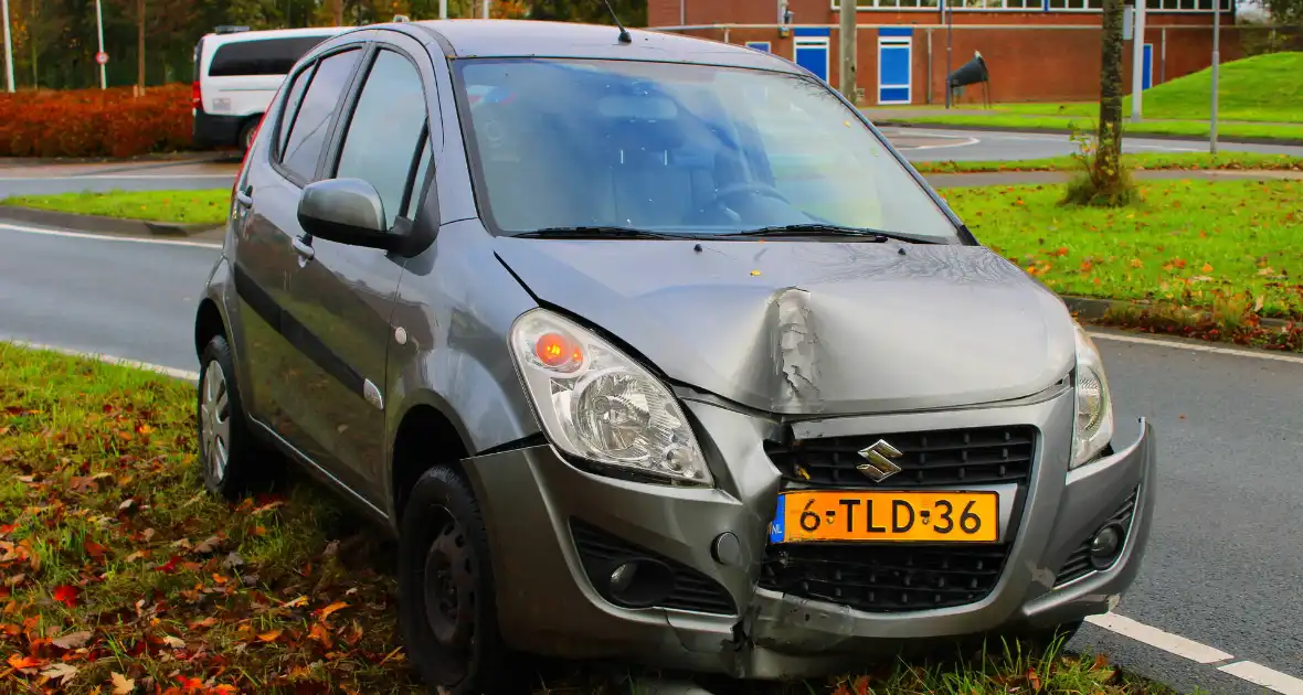 Automobiliste rijdt lantaarnpaal omver - Foto 6