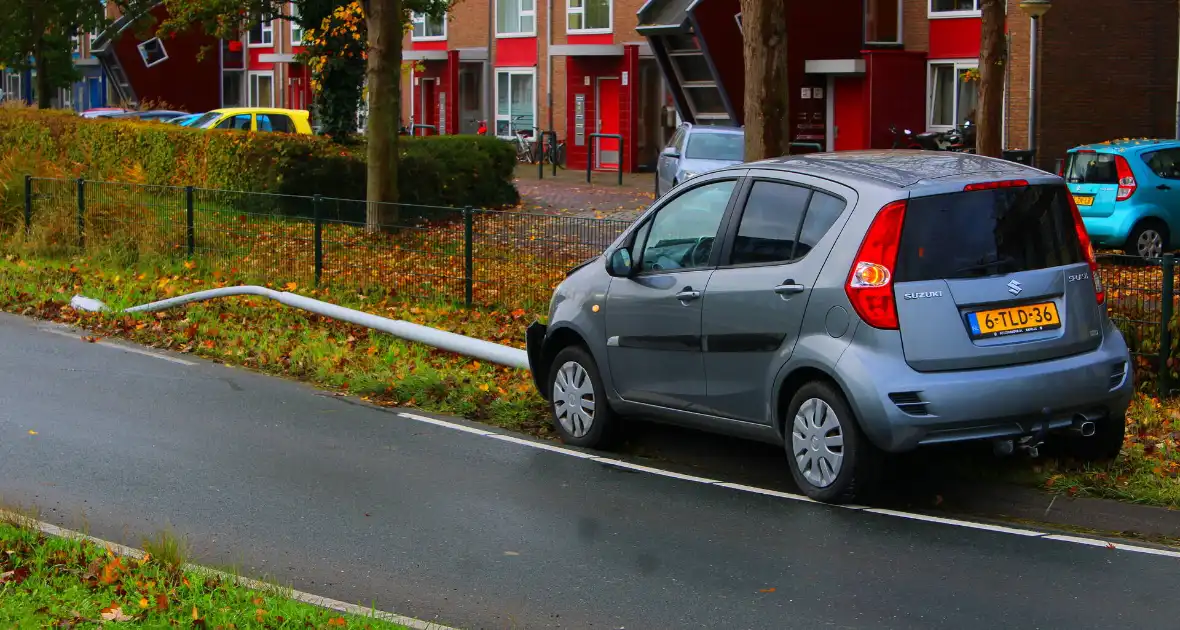 Automobiliste rijdt lantaarnpaal omver - Foto 8