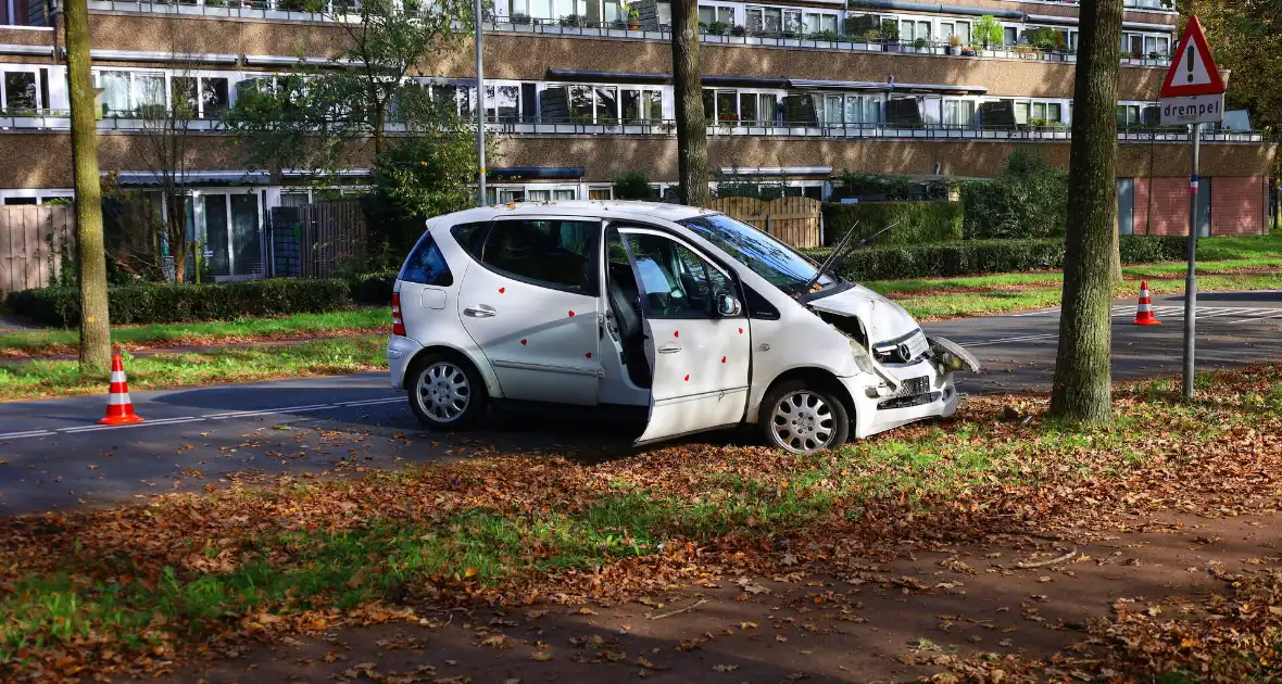 Automobiliste botst tegen boom - Foto 4