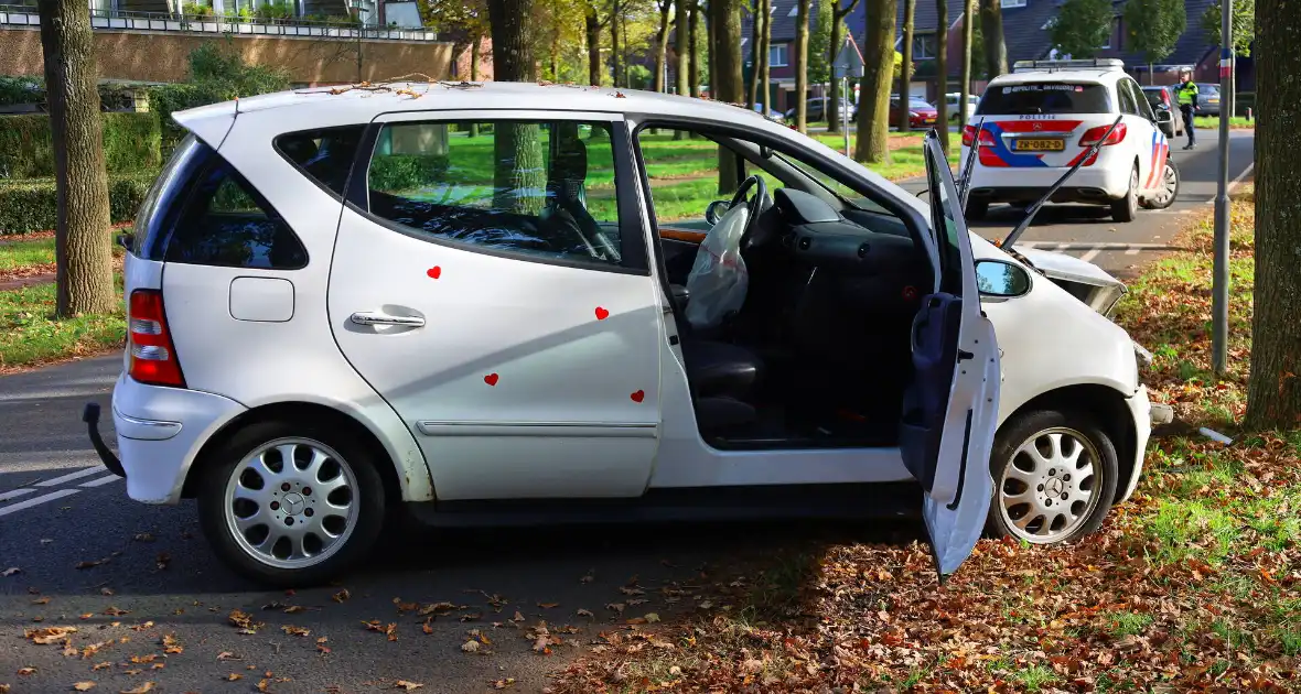 Automobiliste botst tegen boom - Foto 5