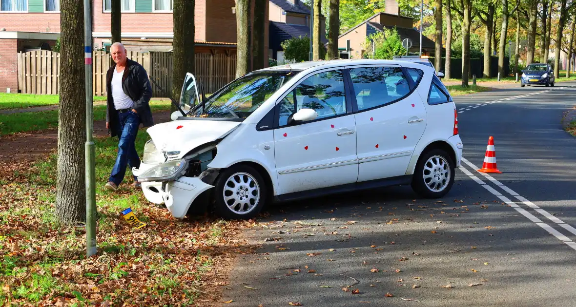 Automobiliste botst tegen boom - Foto 6