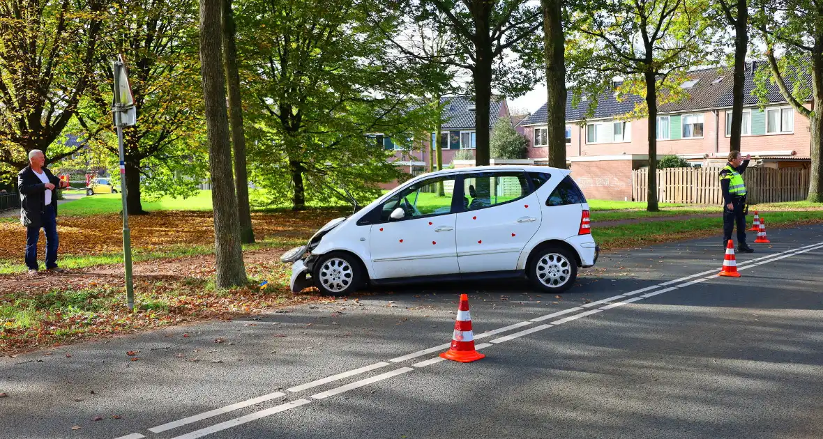 Automobiliste botst tegen boom - Foto 8