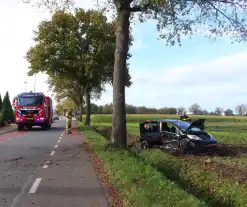 Automobilist klapt op boom en belandt in weiland