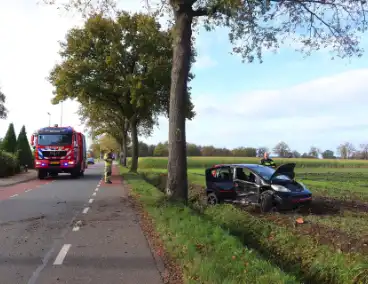 Automobilist klapt op boom en belandt in weiland