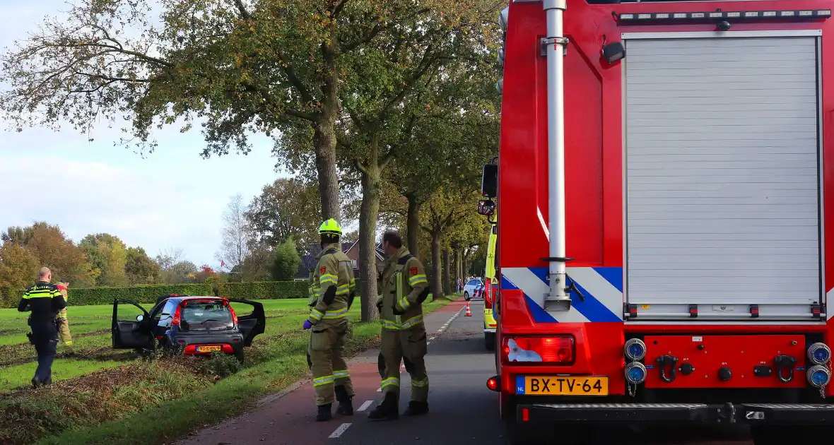 Automobilist klapt op boom en belandt in weiland - Foto 3