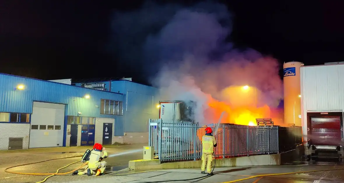 Geparkeerde vrachtwagen door brand verwoest