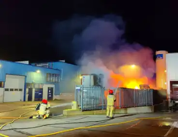 Geparkeerde vrachtwagen door brand verwoest