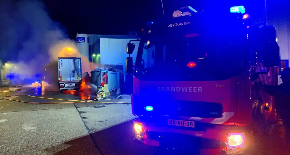 Geparkeerde vrachtwagen door brand verwoest - Foto 1