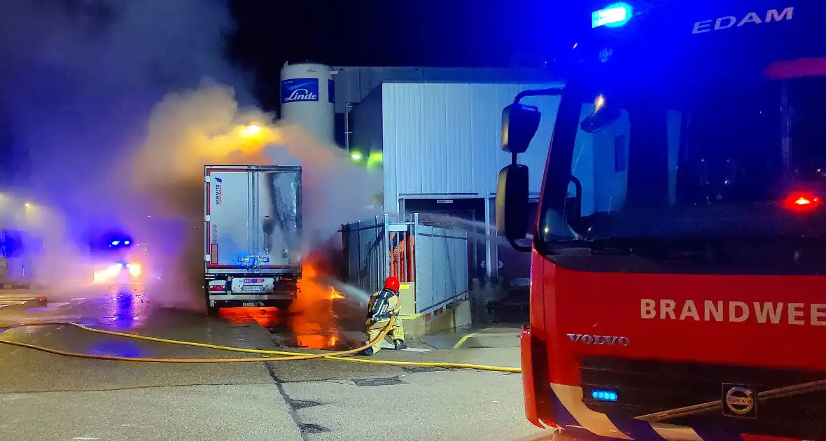 Geparkeerde vrachtwagen door brand verwoest - Foto 2