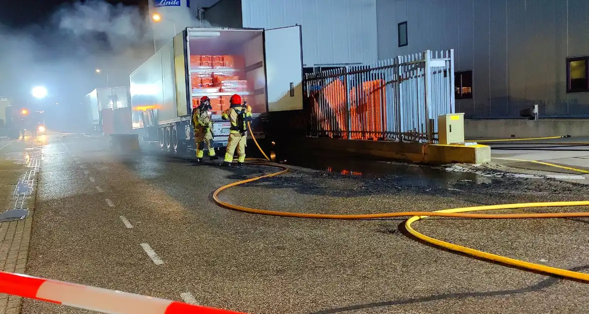 Geparkeerde vrachtwagen door brand verwoest - Foto 3