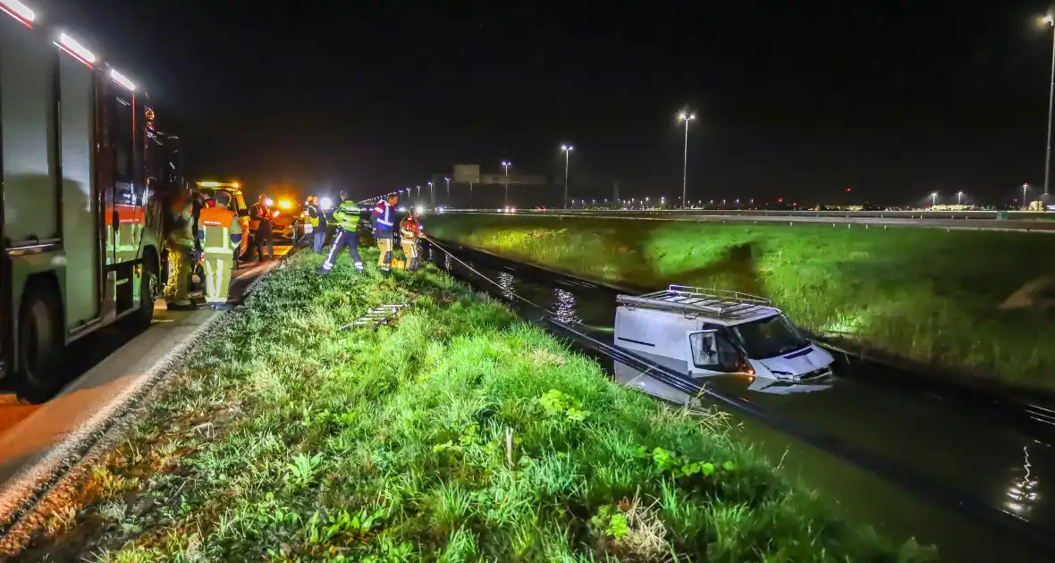 Brandweer bevrijdt te water geraakte bestuurder - Foto 1