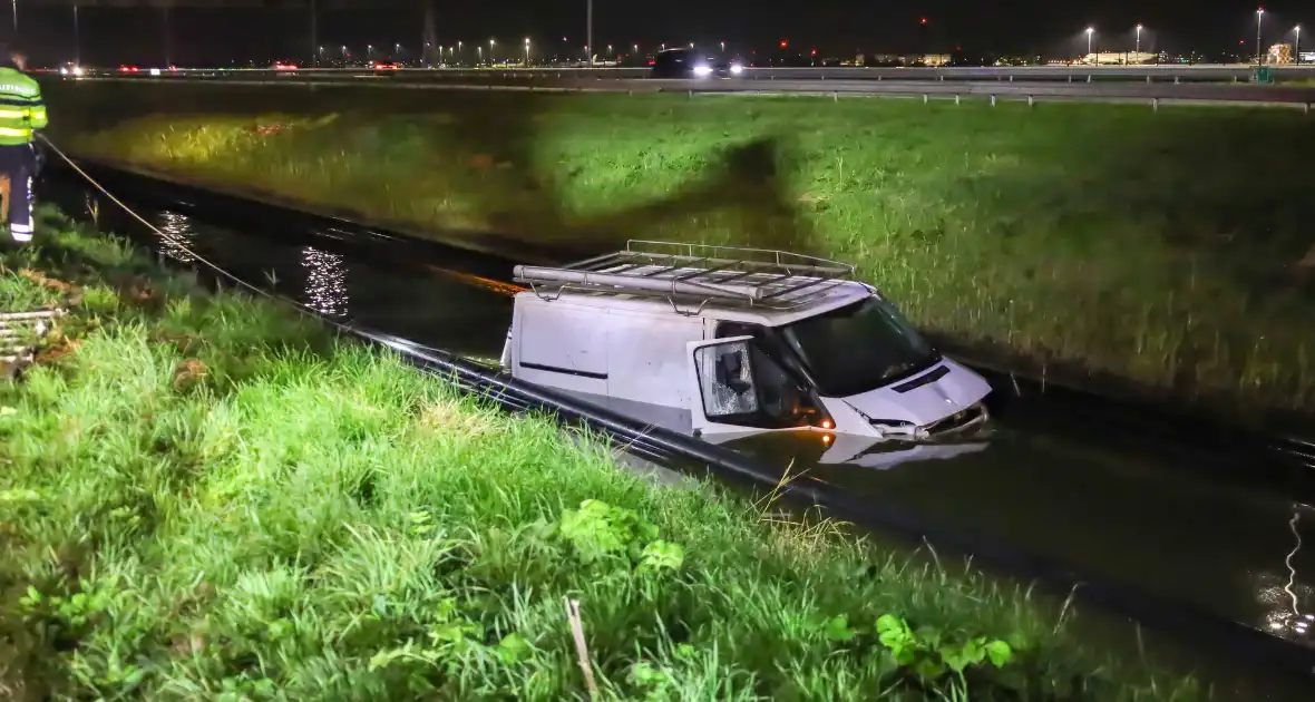 Brandweer bevrijdt te water geraakte bestuurder - Foto 2