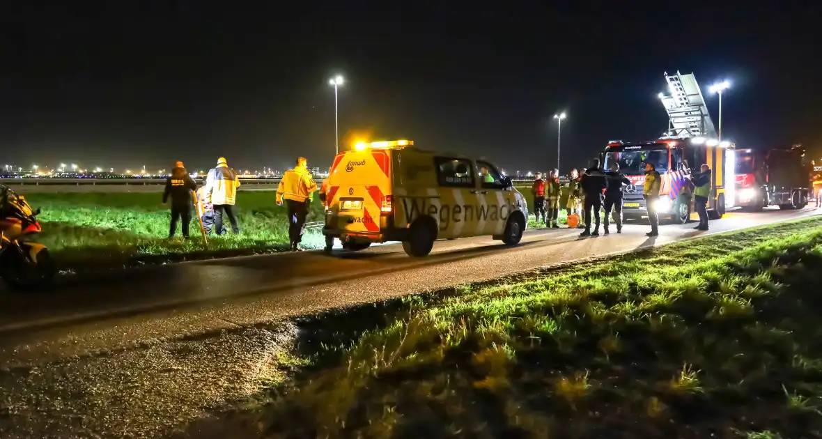 Brandweer bevrijdt te water geraakte bestuurder - Foto 3