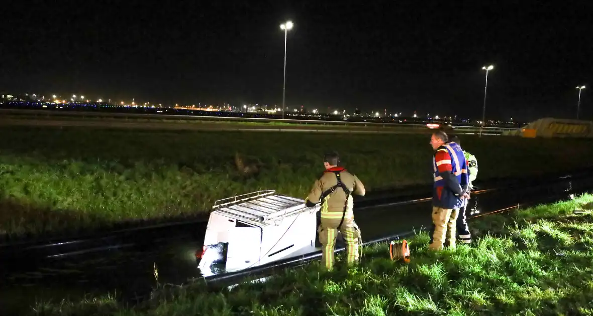 Brandweer bevrijdt te water geraakte bestuurder - Foto 4