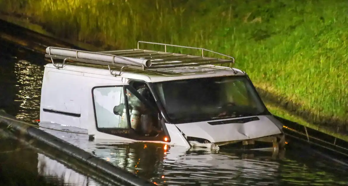 Brandweer bevrijdt te water geraakte bestuurder - Foto 6