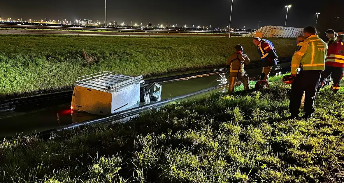 Brandweer bevrijdt te water geraakte bestuurder - Foto 8