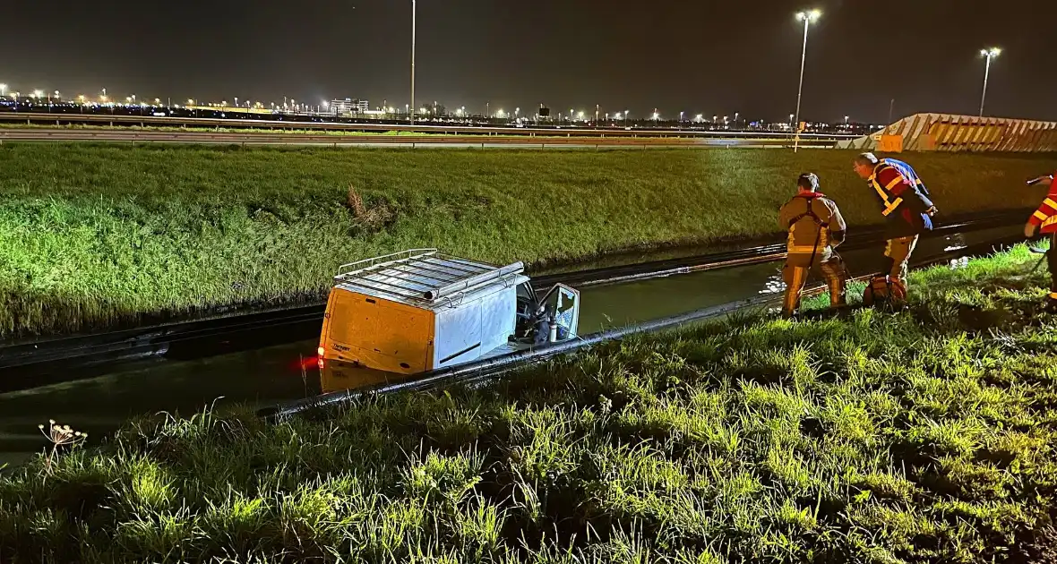 Brandweer bevrijdt te water geraakte bestuurder - Foto 9