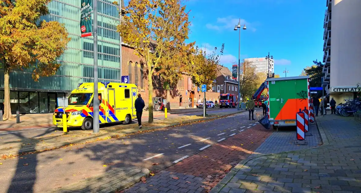 Twee gewonden bij brand in appartementencomplex - Foto 1