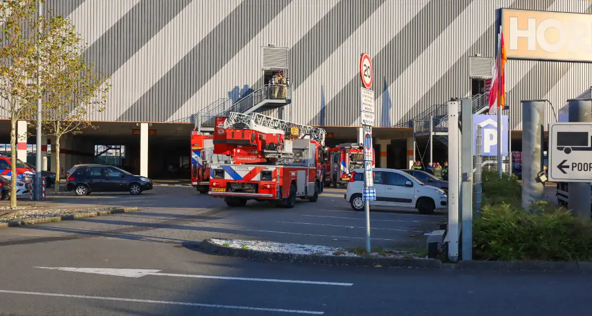 Bouwmarkt ontruimd vanwege brand - Foto 1