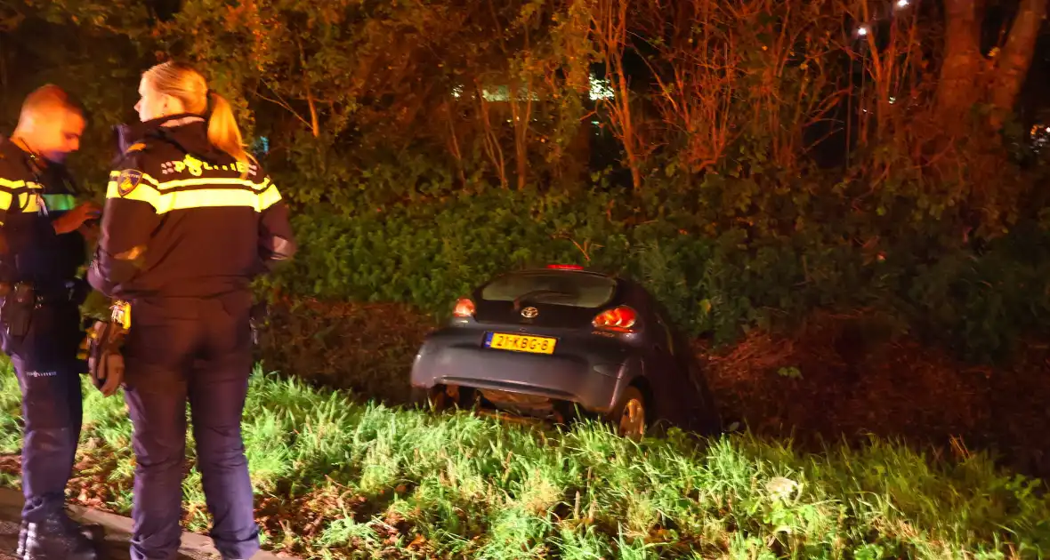 Personenauto belandt in sloot na vergeten handrem