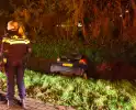 Personenauto belandt in sloot na vergeten handrem