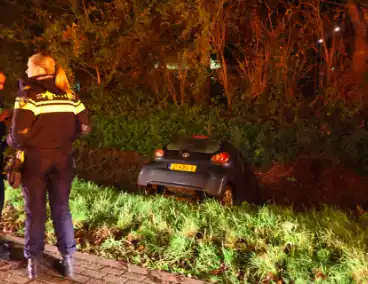 Personenauto belandt in sloot na vergeten handrem