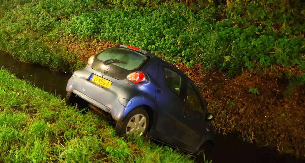 Personenauto belandt in sloot na vergeten handrem - Foto 1