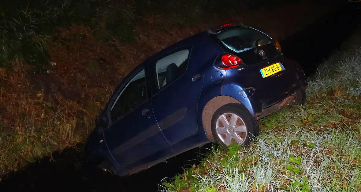 Personenauto belandt in sloot na vergeten handrem - Foto 10