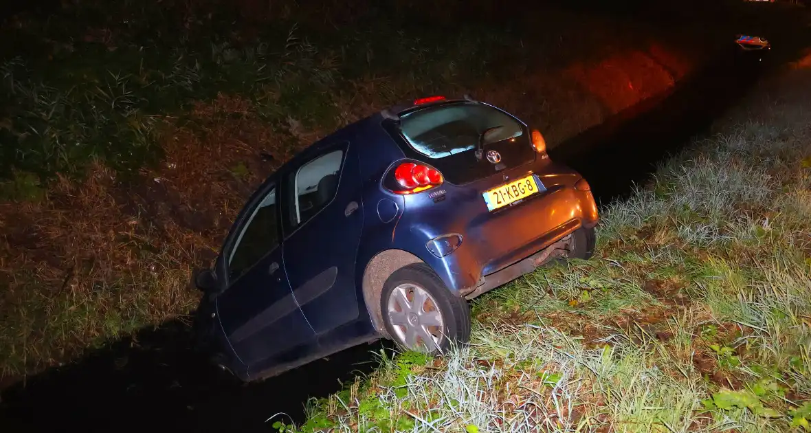 Personenauto belandt in sloot na vergeten handrem - Foto 5