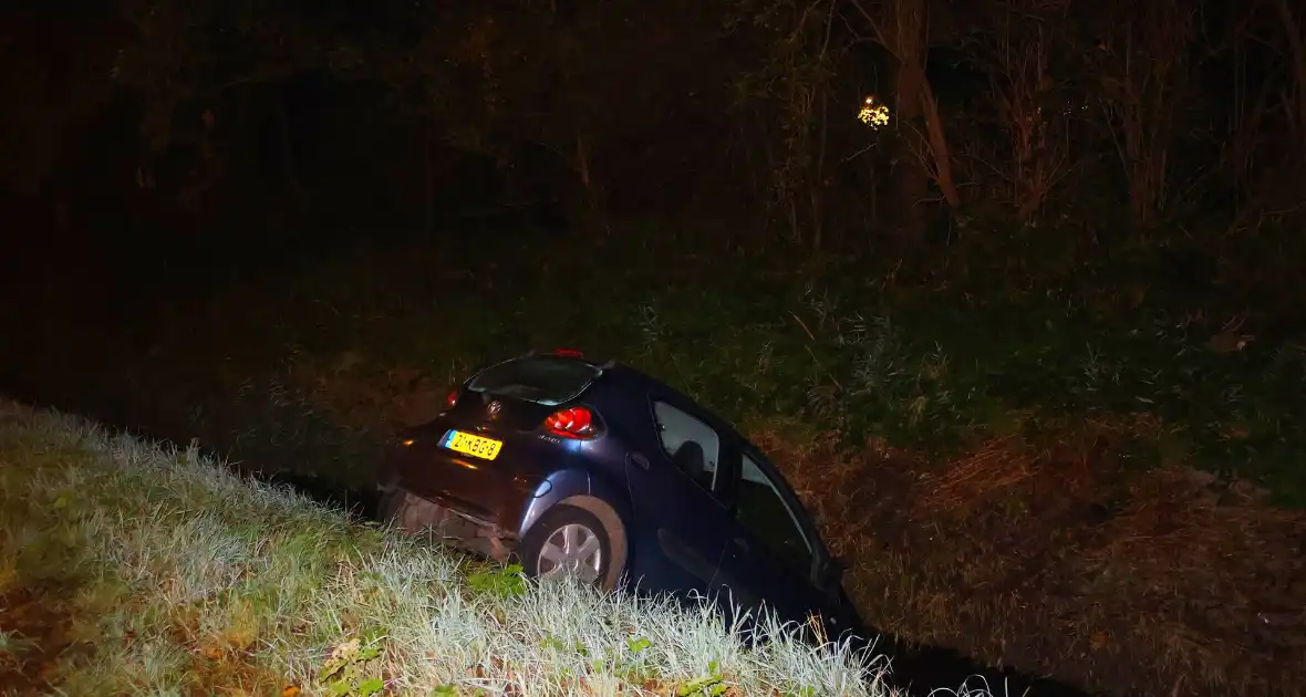 Personenauto belandt in sloot na vergeten handrem - Foto 7