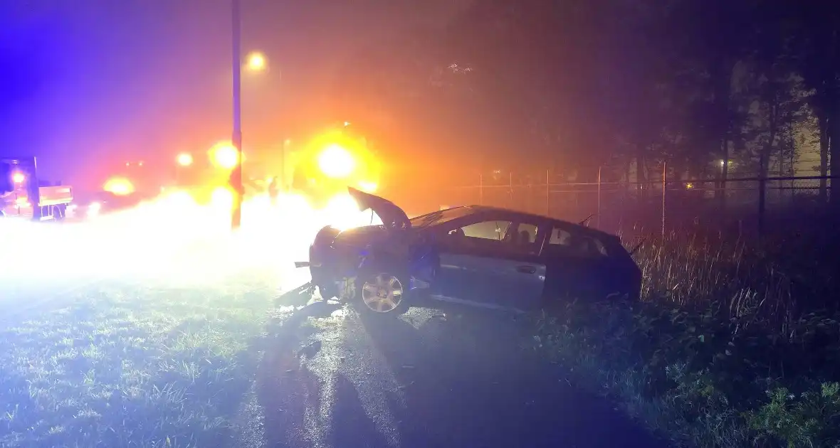 Gewonde en veel schade na frontale aanrijding - Foto 1