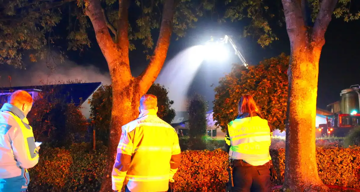 Veel rookontwikkeling bij grote brand op boerderij - Foto 10