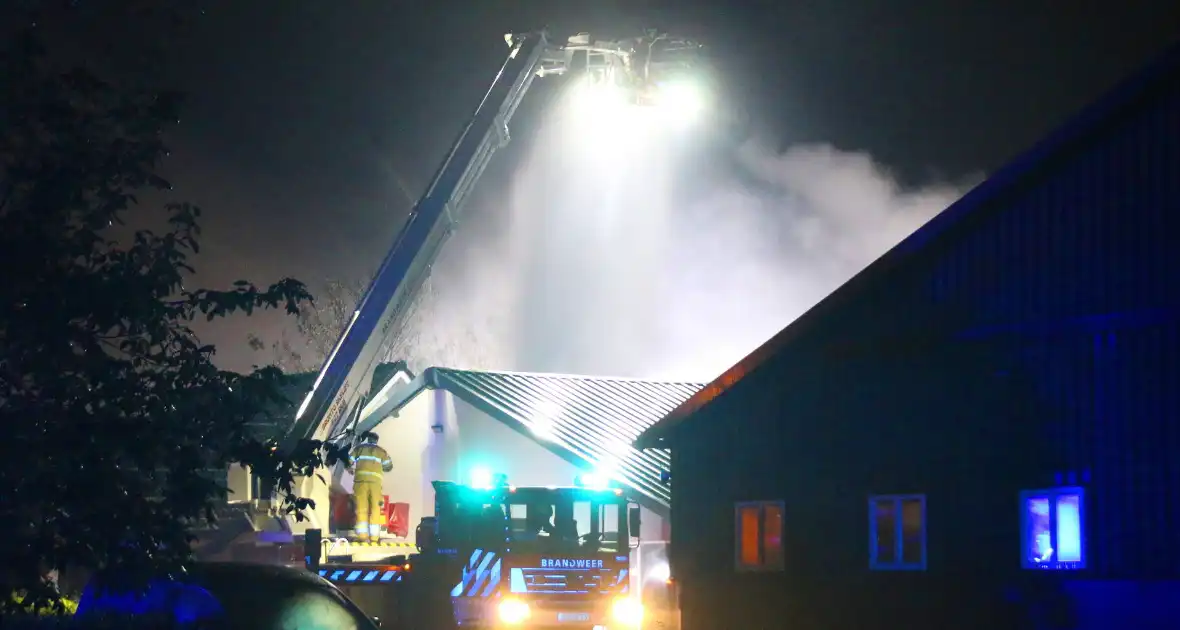 Veel rookontwikkeling bij grote brand op boerderij - Foto 11