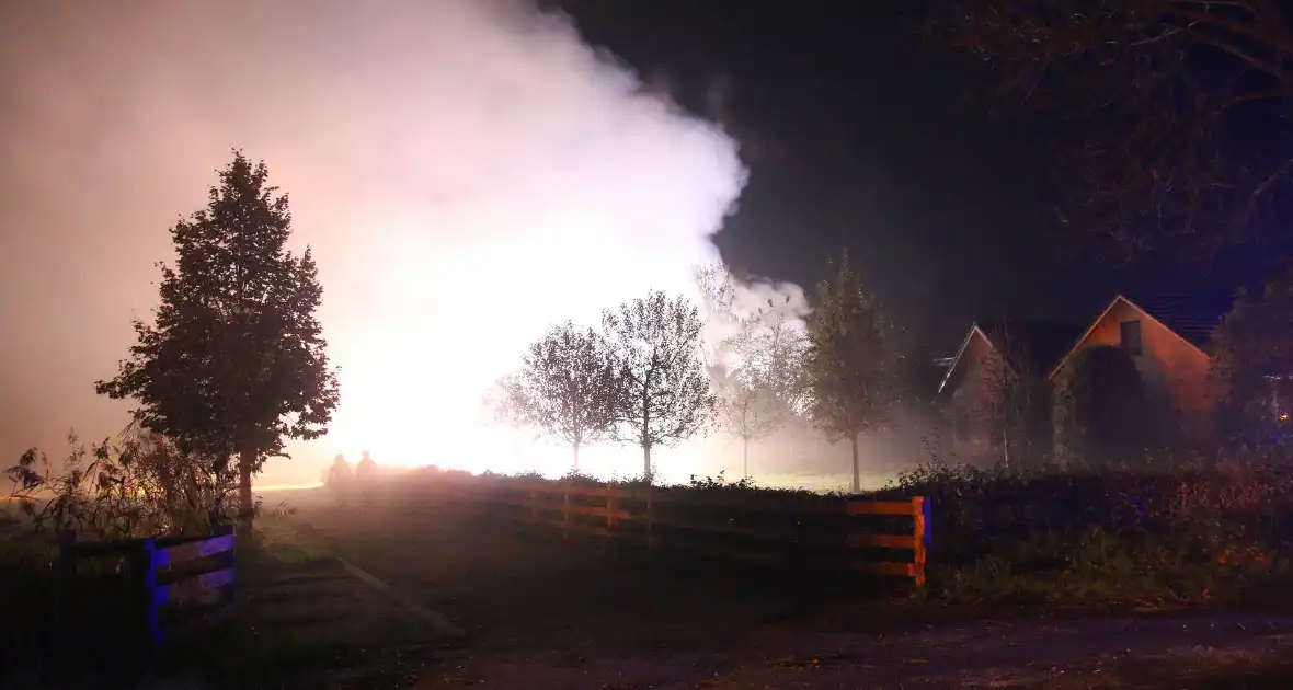 Veel rookontwikkeling bij grote brand op boerderij - Foto 3