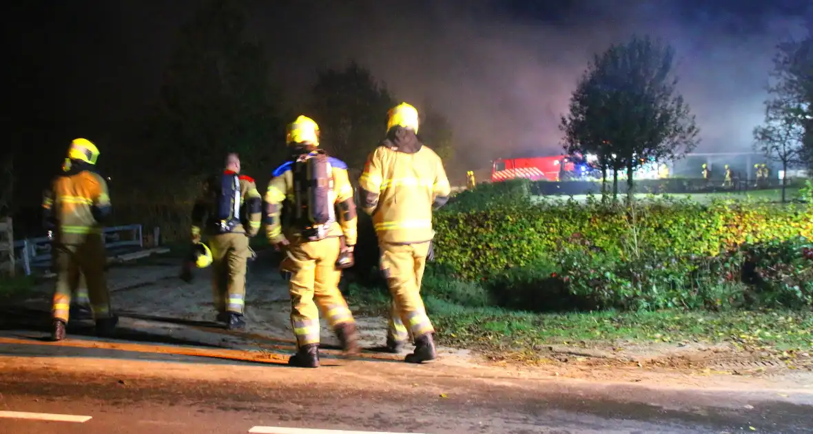 Veel rookontwikkeling bij grote brand op boerderij - Foto 9