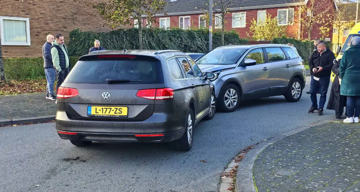 Frontale botsing tussen personenwagens - Foto 2